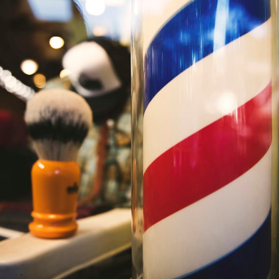 Brocha de afeitar junto al poste de barbería